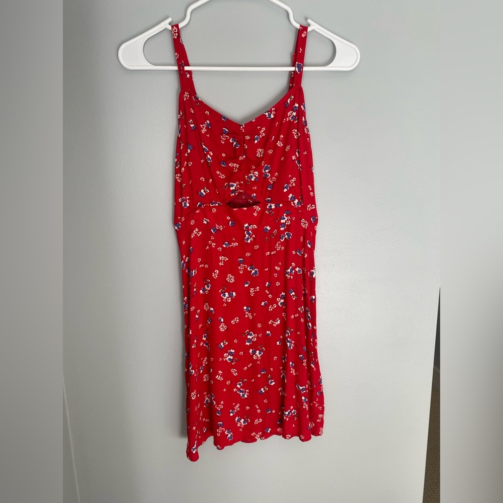 Short dress small cut out, with adjustable straps